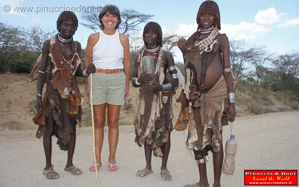 Ethiopia - 802 - Doni con donne Hamer.jpg